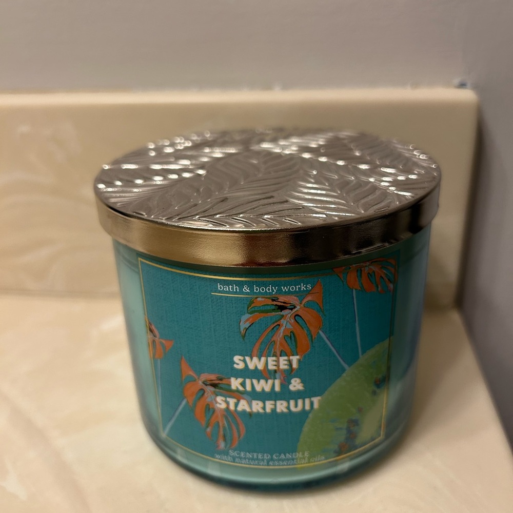Bath & Body Works Sweet Kiwi & Starfruit Candle